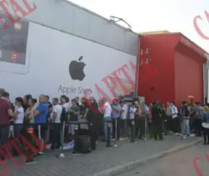 Sute de persoane au stat la coadă la eMAG Apple Shop