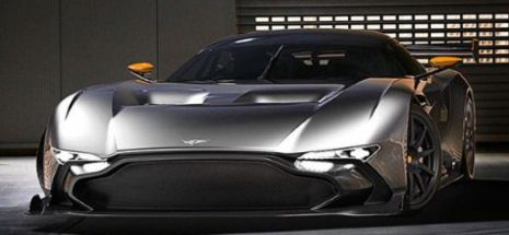 Supermaşina Aston Martin de 2,3 milioane de dolari se întâlneşte cu bombardierul după care a fost denumită