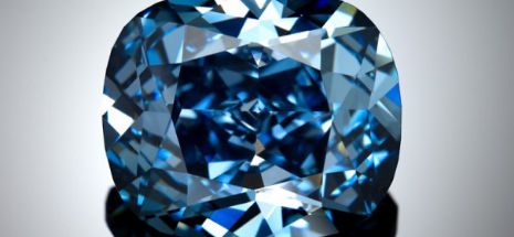 Diamantul „Blue Moon”, vândut la licitaţie unui miliardar din Hong Kong pentru o sumă record