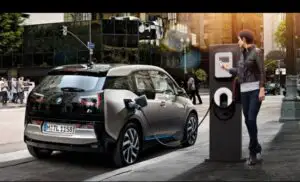 Numărul maşinilor electrice şi hibride vândute în România a depăşit la 400 de unităţi