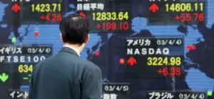 Dolarul pierde în faţa yenului, petrolul încearcă să recupereze, iar pieţele din China obţin primele câştiguri din ultimele 2 luni
