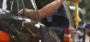Ce nu ştiu şoferii! Ce se întâmplă dacă arunci obiecte din maşină pe drum