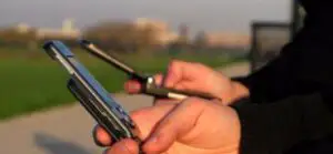 Serviciile secrete pot monitoriza totul în jurul nostru prin preluarea controlului asupra smartphone-urilor