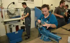 Firmele care angajează ucenici vor primi 1.125 lei pe lună