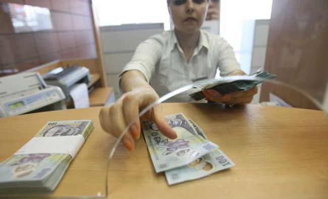 Bancher: Din cauza legii dării în plată, mulţi români vor avea de plătit şi foarte puţini de câştigat