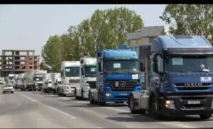 Operatorii de transport ameninţă cu proteste