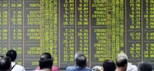 Petrolul scade şi dolarul slăbeşte după ultimele date catastrofale ale sectorul de producţie din China