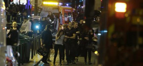 UPDATE 11.30 –  Atentat la Paris: CNN vorbește despre 153 de morți, presa franceză despre 128. Sunt circa 200 de răniți, 99 în stare foarte gravă