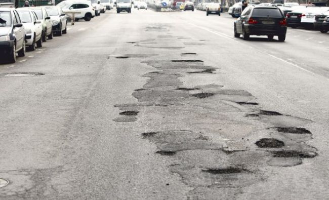De ce nu se repară gropile din asfalt. Explicaţie incredibilă!