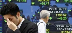 Pieţele asiatice se prăbuşesc, preţul petrolului îşi continuă scăderea. Ultimele evoluţii