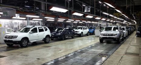 Dacia creşte salariul angajaţilor cu 5% şi oferă o primă pentru rezultatul din 2015