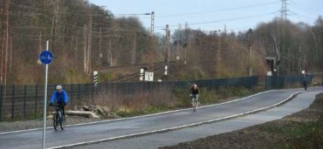 DIFERENŢE: Germania a inaugurat prima autostradă pentru biciclişti. România a închis 22 km de autostradă