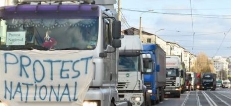 Transportatorii rutieri protestează în fața Guvernului României