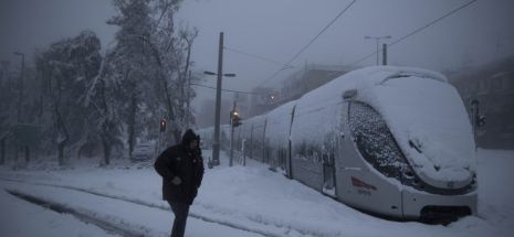 Furtuni de zăpadă şi gheaţă blochează transporturile