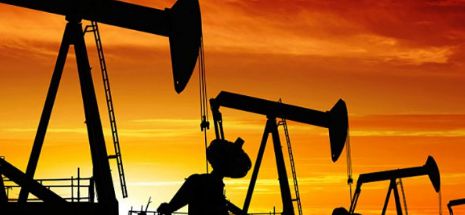 AIE: Excedentul global de petrol va persista cel puţin până la sfârşitul anului viitor