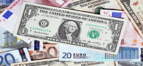 Dolarul a crescut, în timp ce moneda europeană s-a depreciat