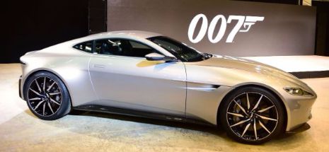 Ești fan James Bond? Aston Martin-ul din Spectre, ceasul Omega și laptop-ul lui Q, licitate în februarie