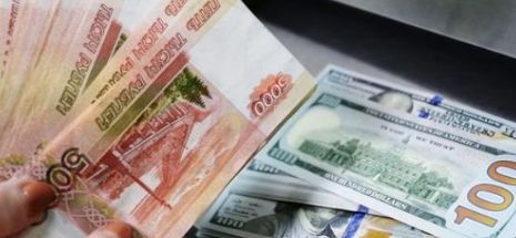 Rubla a atins un minim record faţă de dolar, pe fondul scăderii cotaţiilor petrolului