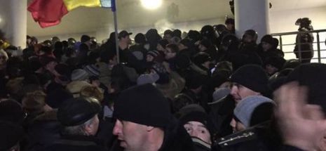 REVISTA PRESEI INTERNAŢIONALE – Proteste violente în Republica Moldova