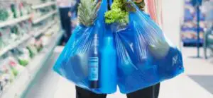 Tunisia vrea să interzică pungile de plastic