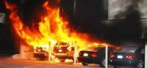 Mai mult de 800 de maşini incendiate în ajunul Anului Nou