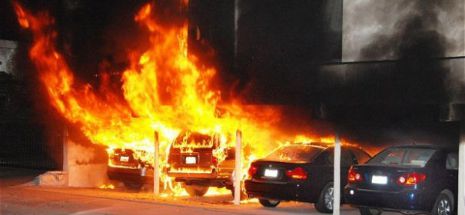 Mai mult de 800 de maşini incendiate în ajunul Anului Nou