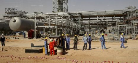 Arabia Saudită reduce brusc prețul petrolului pentru Europa