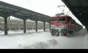 CFR: Mai multe trenuri, ANULATE din cauza fenomenului de chiciură de la nivelul firelor de contact