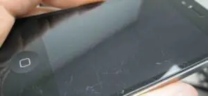 5 moduri în care poţi scăpa de zgârieturile de pe telefon