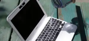 Ce trebuie să faci dacă ai vărsat apă pe laptop