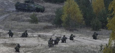 REVISTA PRESEI INTERNAŢIONALE – NATO îşi întăreşte forţa militară în estul Europei