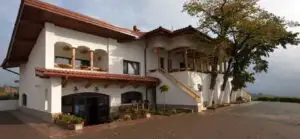 EXCLUSIV! Pensiunea lui Isărescu e mega solicitată! E rezervată până în iunie! Cât costă cazarea