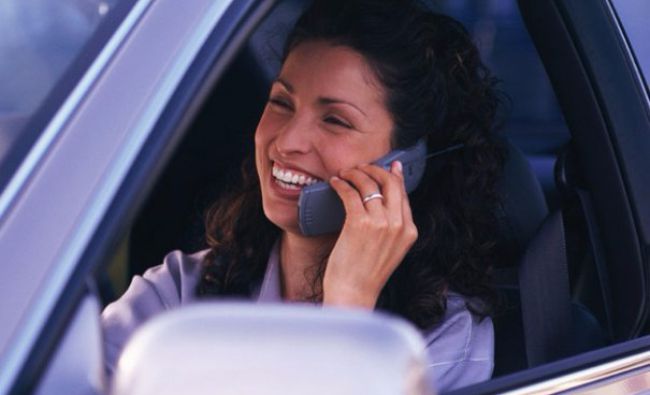 Alarmant: 71% dintre șoferii români folosesc telefonul la volan