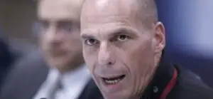 Yanis Varoufakis: Capitalismul va consuma democrația, dacă păstrăm tăcerea