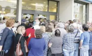 Românii continuă să ţină banii la bancă, în ciuda dobânzilor mici