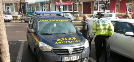 Amenzi pentru șoferii a două mașini ANAF parcate, în Târgoviște, pe locuri pentru persoane cu dizabilități