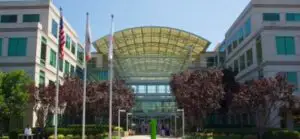 Un bărbat a fost găsit mort într-o locaţie a companiei Apple