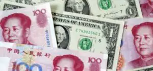 Pieţele asiatice, în cădere pe fondul deprecierii yuanului. Ultimele evoluţii
