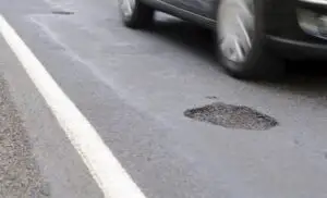 CNAIR va executa plombări provizorii ale gropilor pe 85 de drumuri naţionale