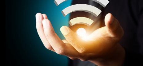 Proiect de lege: Autorităţile publice şi localurile vor fi obligate să ofere internet wi-fi gratuit
