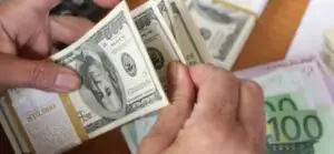 Leul se depreciază,vineri, în raport cu euro şi francul, dar se apreciază faţă de dolar