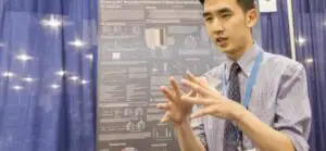 Un licean a dezvoltat celule care transformă mai eficient deșeurile organice în energie electrică