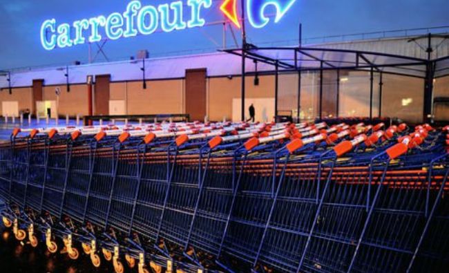 Carrefour vrea să concedieze 2.400 de angajaţi şi să facă investiţii de 3,4 mld. euro