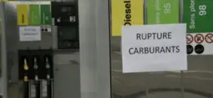 Franţa este paralizată: A început să umble la rezervele de carburanţi