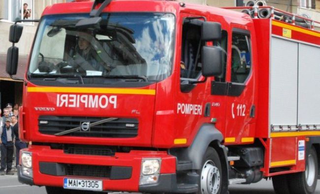Incendiul devastator din Oradea a fost stins azi-noapte. 100 de pompieri s-au luptat cu flăcările