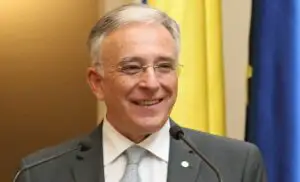Isărescu: „Vedem o diminuare a inflaţiei negative în lunile următoare, dar în măsură mai mică decât în prognozele anterioare”
