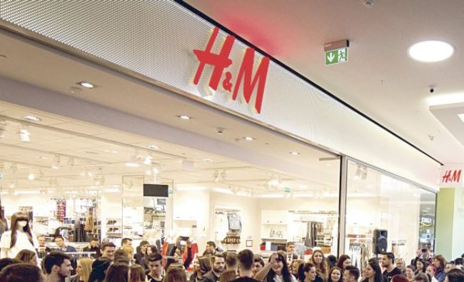 Stocul de haine nevândute al H&M a crescut iar profitul s-a prăbuşit
