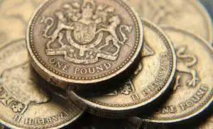 Lira sterlină îşi continuă creşterea înaintea votului pentru Brexit