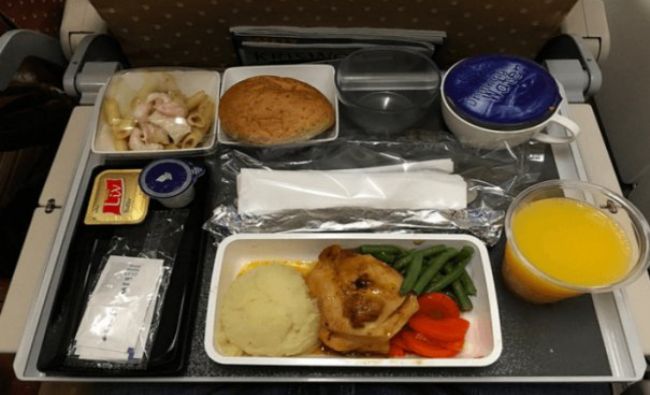 Câți bani dau românii pe mâncarea din avioane și din aeroport