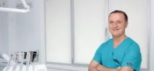 Povestea românului care face sute de mii de euro din zâmbete